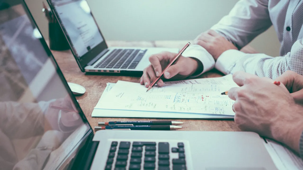 Équipe administrative et financière de l'association procédant au contrôle de gestion solidaire