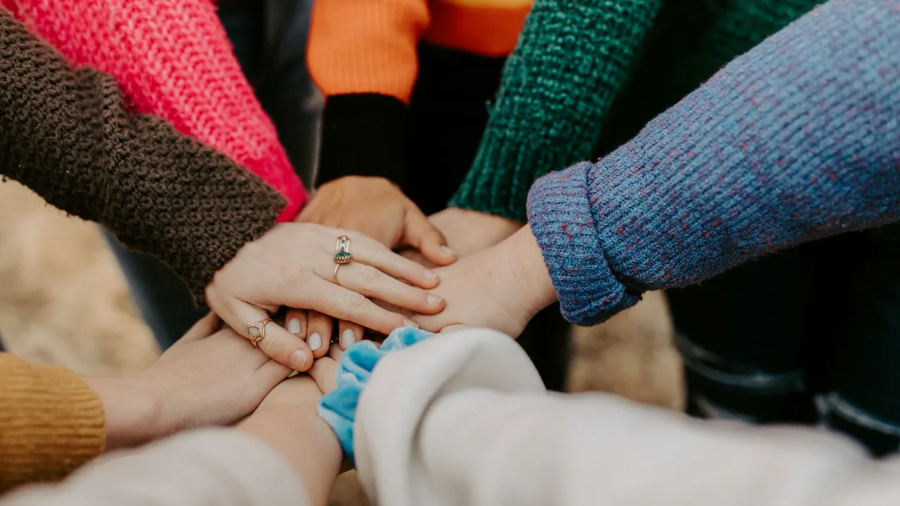 Groupe de bénévoles et compagnons en insertion lors d'une action de terrain solidaire